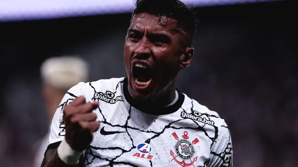 Paulinho comemorando gol pelo Corinthians. Foto: Ettore Chiereguini/AGIF