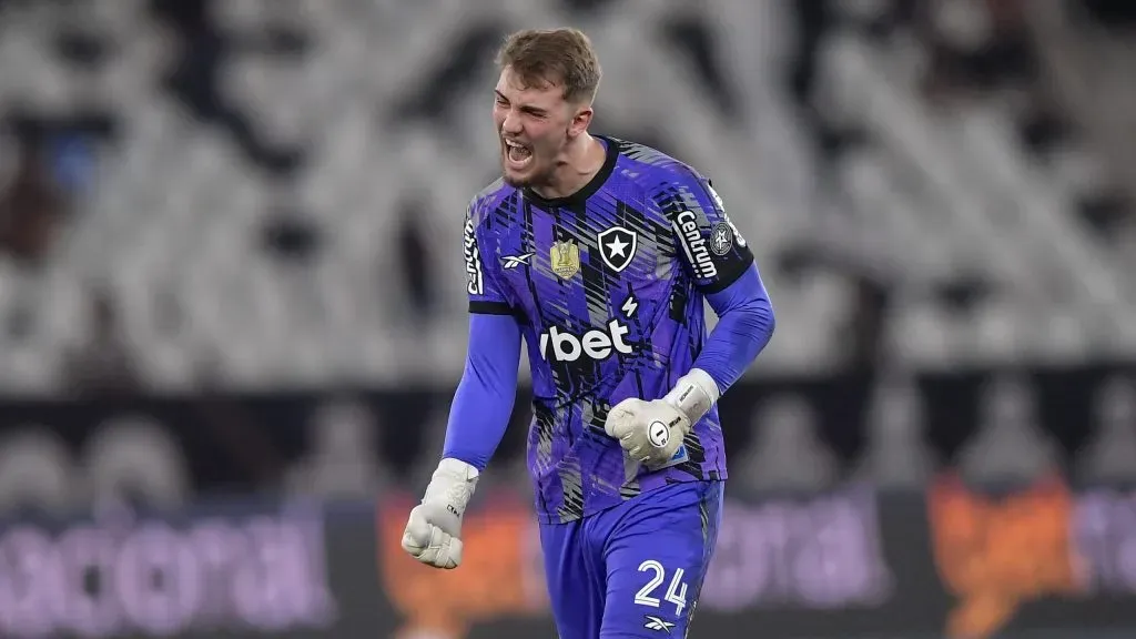 Leo Linck goleiro do Botafogo comemora gol durante partida contra o Atletico-MG pelo Campeonato Brasileiro A 2025. Foto: Thiago Ribeiro/AGIF