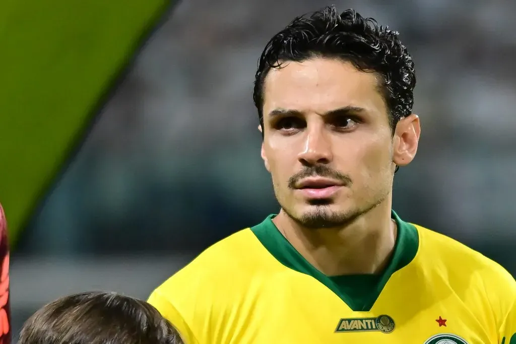 Raphael Veiga jogador do Palmeiras antes da partida contra o Fortaleza no estádio Arena Allianz Parque pelo campeonato Brasileiro A 2025 – Foto: Jota Erre/AGIF