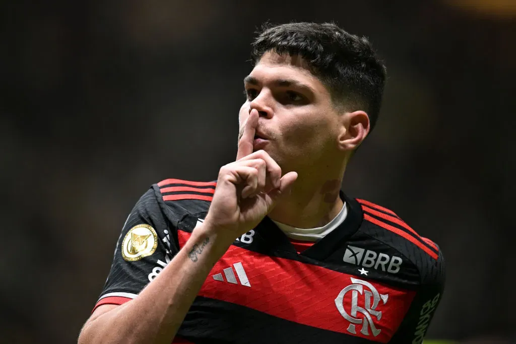 Ayrton Lucas, do Flamengo, comemora após marcar o terceiro gol do time contra o Atlético-MG no Brasileirão de 2024. (Créditos: Pedro Vilela/Getty Images)