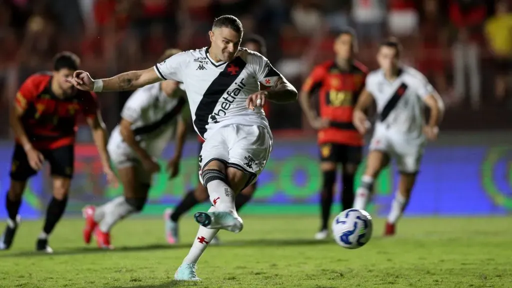 Vegetti jogador do Vasco comemora seu gol durante a partida contra o Sport na Ilha do Retiro em Recife (PE) pelo campeonato Brasileiro A 2025. Foto: Marlon Costa/AGIF
