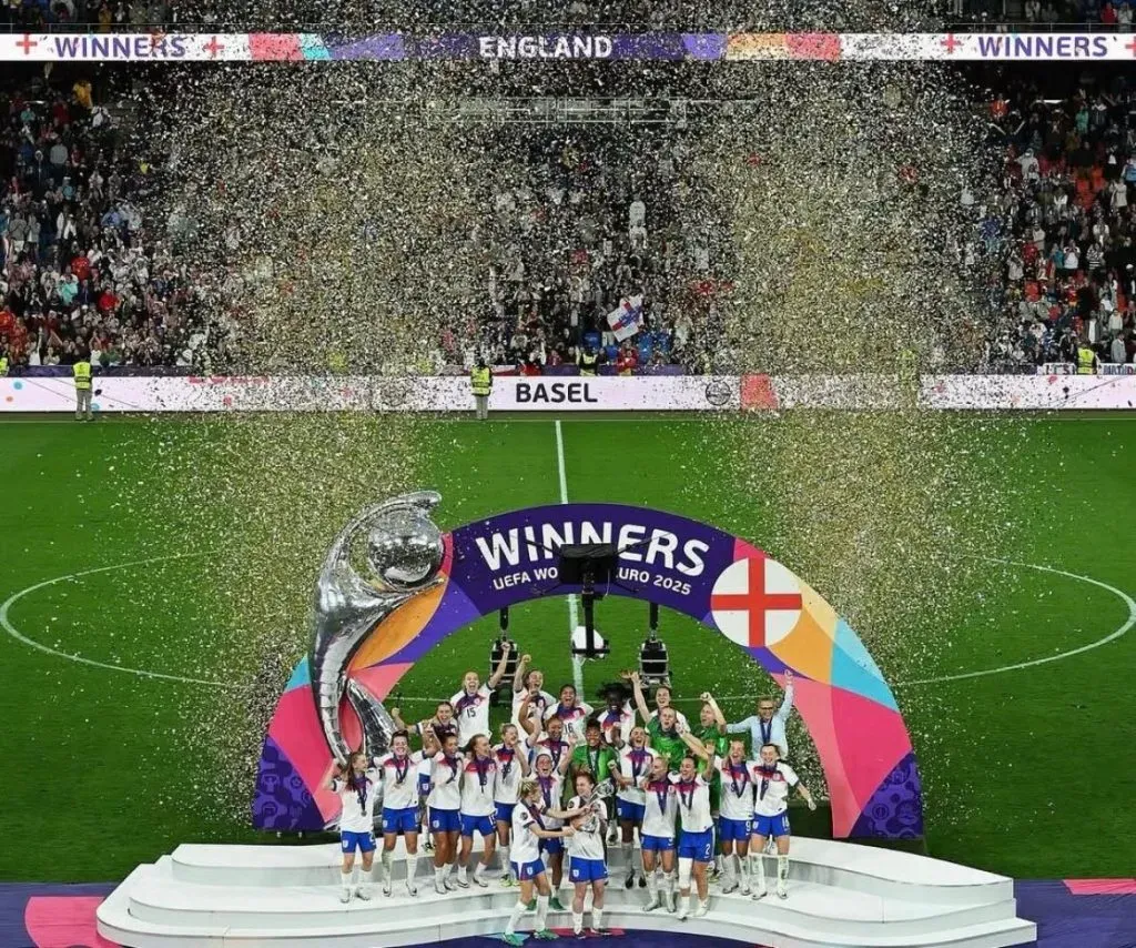 Equipe vencedora da Euro. Foto: reprodução/Instagram/@sarina.wiegman