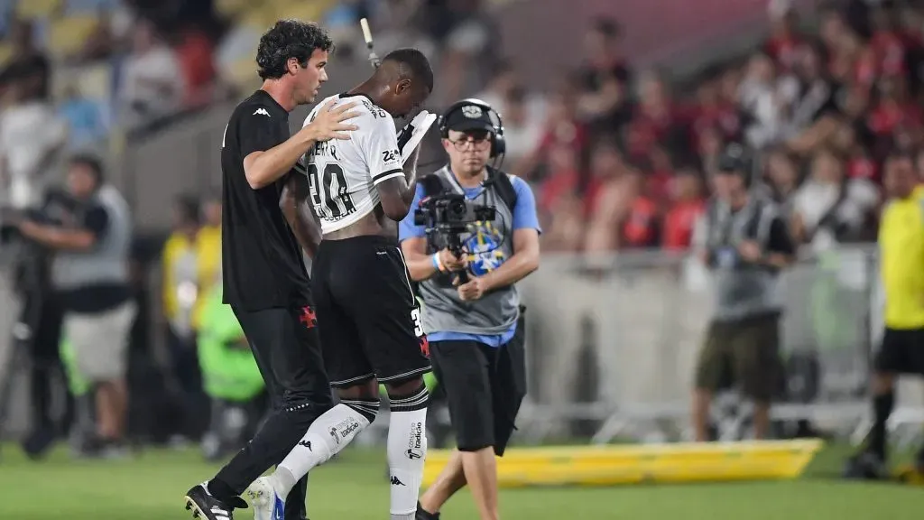 Roberto Renan se posiciona após caso em clássico – Foto: Thiago Ribeiro/AGIF