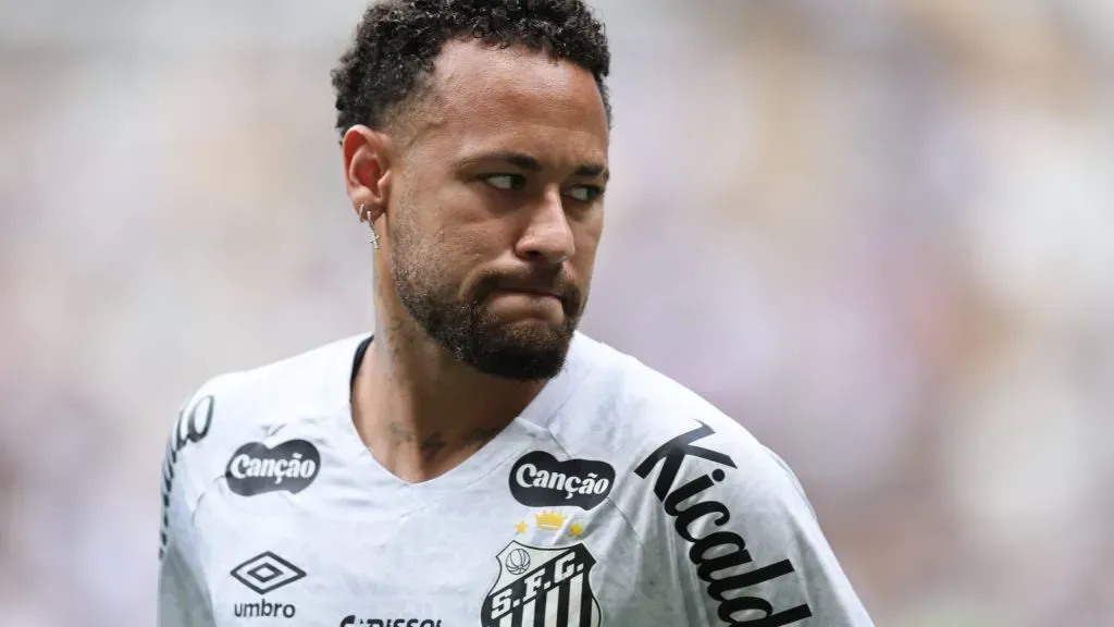 Neymar precisa focar apenas na bola, de acordo com Zico – Foto: Gilson Lobo/AGIF