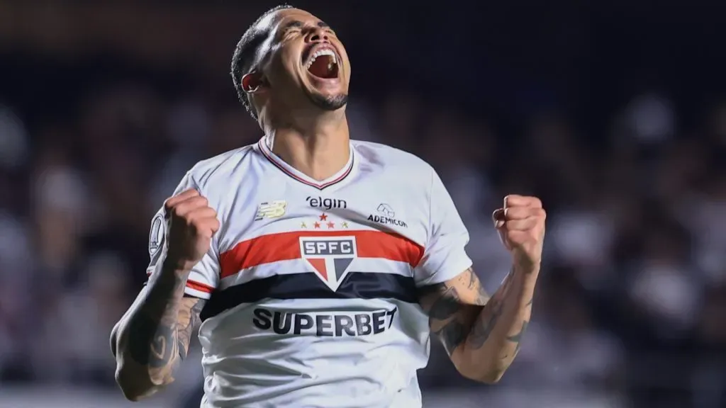Luciano em ação pelo São Paulo durante partida da Libertadores – Foto: Marcello Zambrana/AGIF