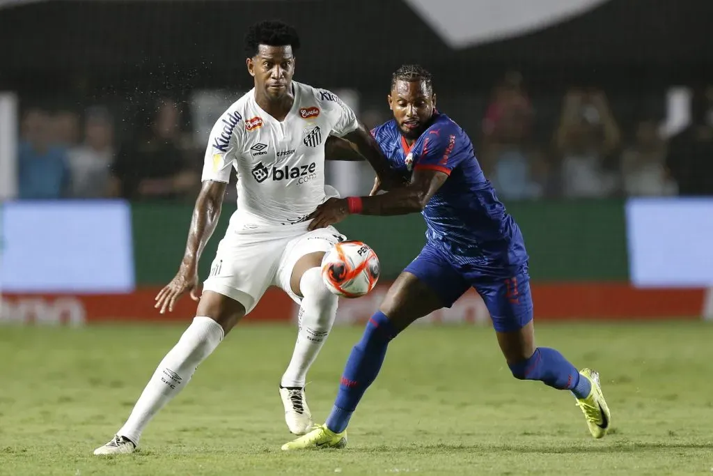 Tiquinho Soares em ação no último jogo contra o Massa Bruta. Foto: Miguel Schincariol/Getty Images