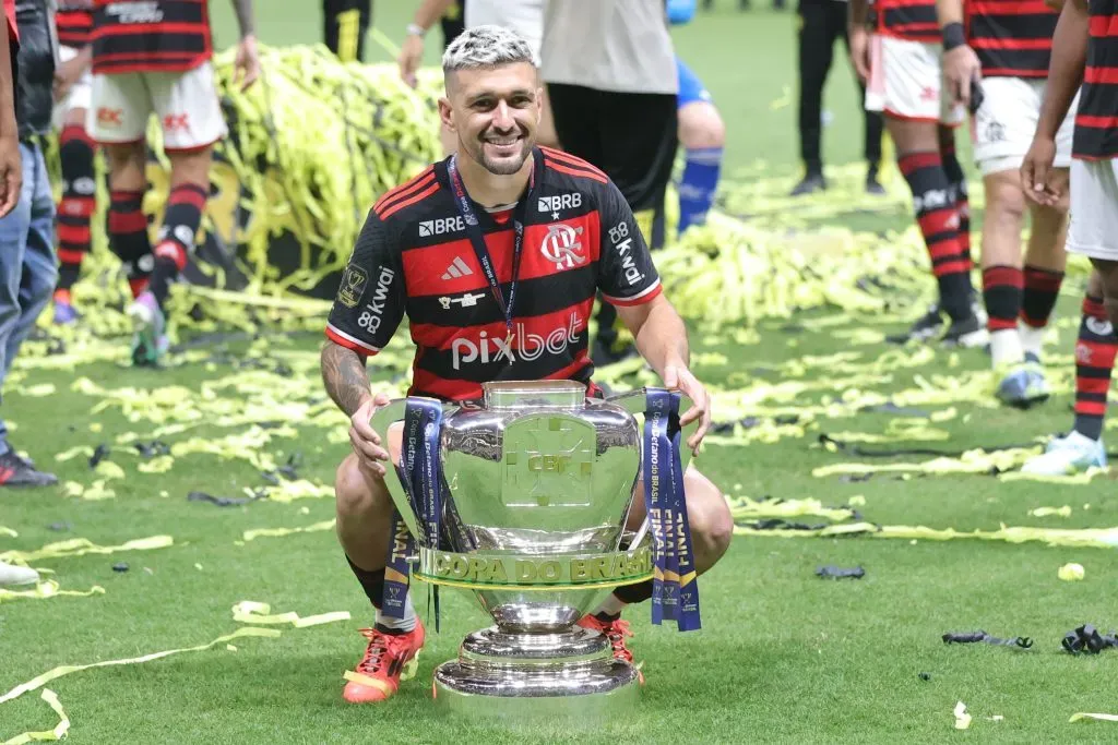 Arrascaeta posando com a taça da Copa do Brasil de 2024, conqusitada contra o Atlético-MG. Foto: Gilson Lobo/AGIF