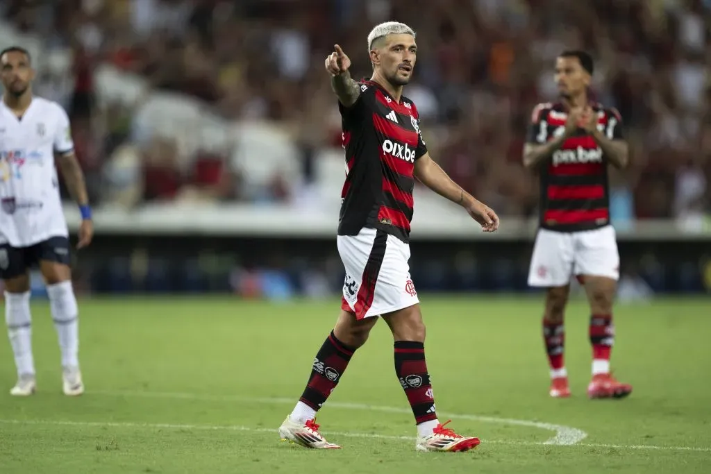 Arrascaeta durante uma partida pelo Campeonato Carioca dando instruções aos seus companheiros. Foto: Jorge Rodrigues/AGIF
