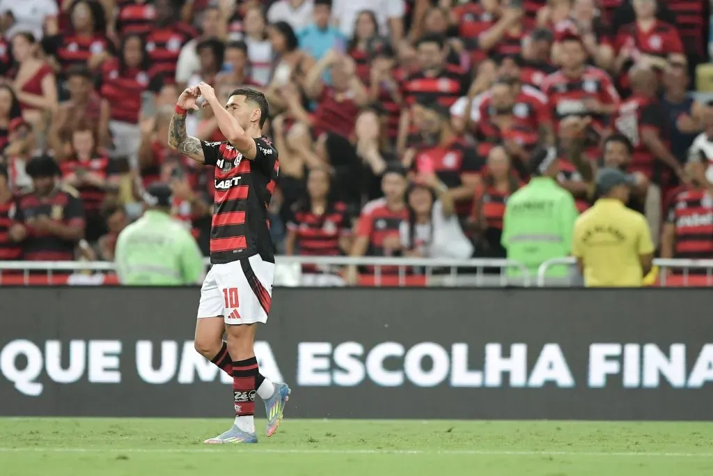 Arrascaeta acenando com coração para a torcida do Flamengo no Marcanã em jogo pelo Campeonato Brasileiro. Foto: Thiago Ribeiro/AGIF