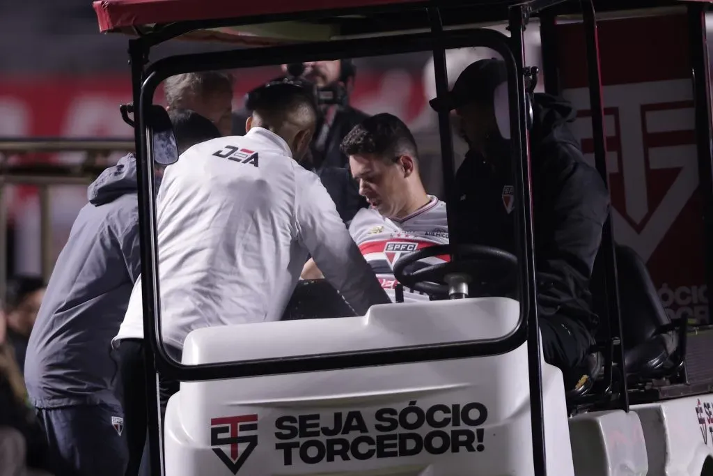 Oscar jogador do Sao Paulo sai lesionado do campo depois de jogo contra o Corinthians, pelo Brasileirão. Foto: Ettore Chiereguini/AGIF