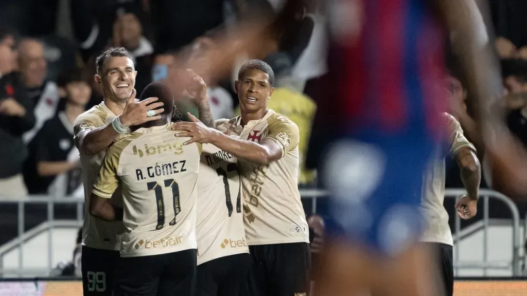 Vegetti jogador do Vasco comemora gol com jogadores do seu time durante partida contra o Bahia no estadio Sao Januario pelo campeonato Brasileiro A 2025. Foto: Jorge Rodrigues/AGIF