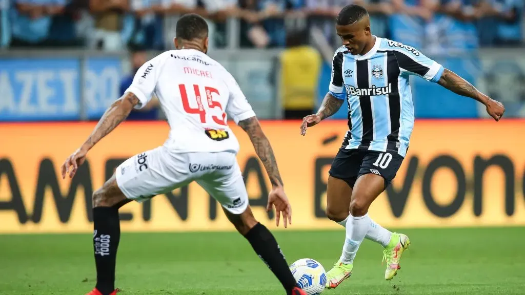 Douglas Costa em ação pelo Grêmio – Foto: Pedro H. Tesch/AGIF