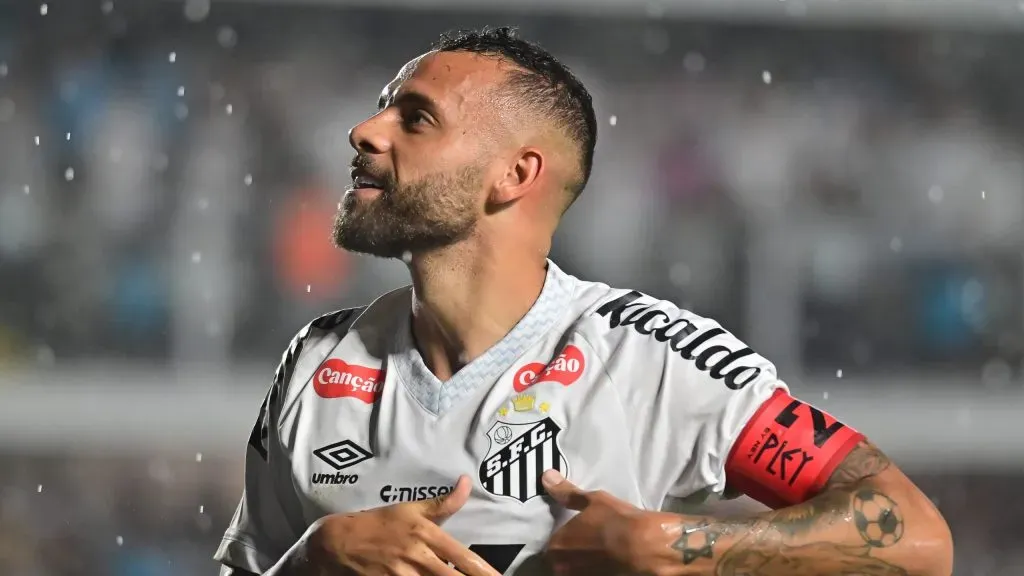 Guilherme, atacante do Peixe. Foto: Jota Erre/AGIF.