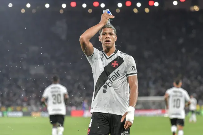 Barros jogador do Vasco comemora gol durante partida contra o Flamengo no estadio Maracana pelo campeonato Brasileiro A 2025. Foto: Thiago Ribeiro/AGIF
