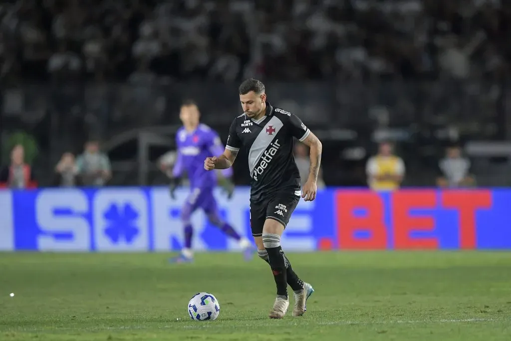 Hugo Moura em ação pelo Vasco. Foto: Thiago Ribeiro/AGIF