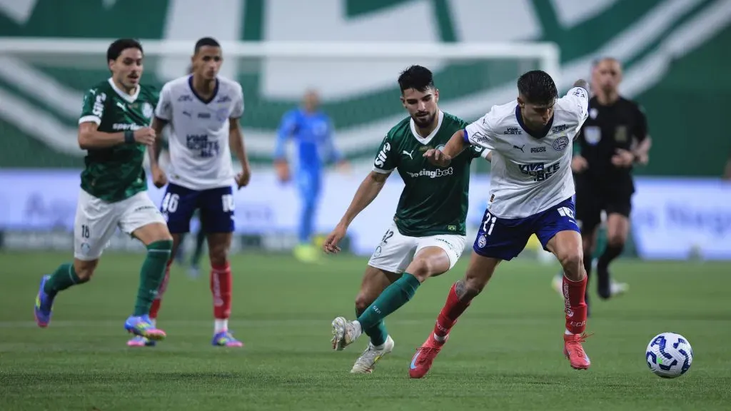 Flaco López jogador do Palmeiras disputa lance com Ramos jogador do Bahia – Foto: Ettore Chiereguini/AGIF