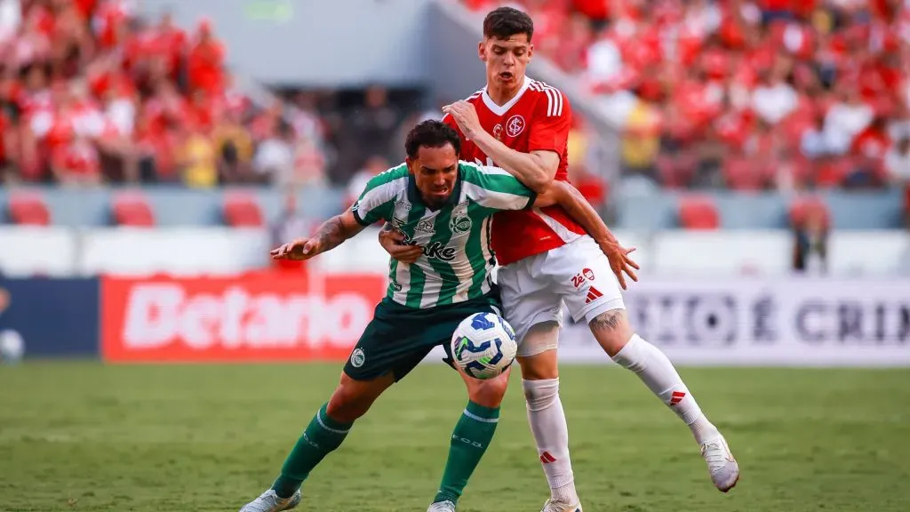 Ronaldo jogador do Internacional disputa lance com Gilberto jogador do Juventude durante partida no estadio Beira-Rio pelo campeonato Brasileiro A 2025. Foto: Maxi Franzoi/AGIF