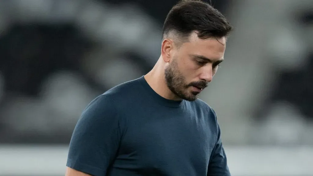 Davide Ancelotti tecnico do Botafogo durante partida contra o Mirassol no estadio Engenhao pelo campeonato Brasileiro A 2025. Foto: Jorge Rodrigues/AGIF