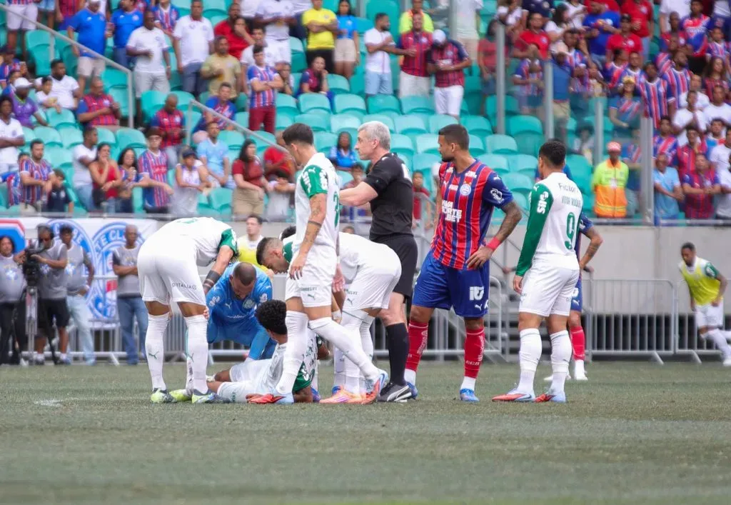 Momento que Evangelista sente a lesão. Foto: Márcio José/AGIF