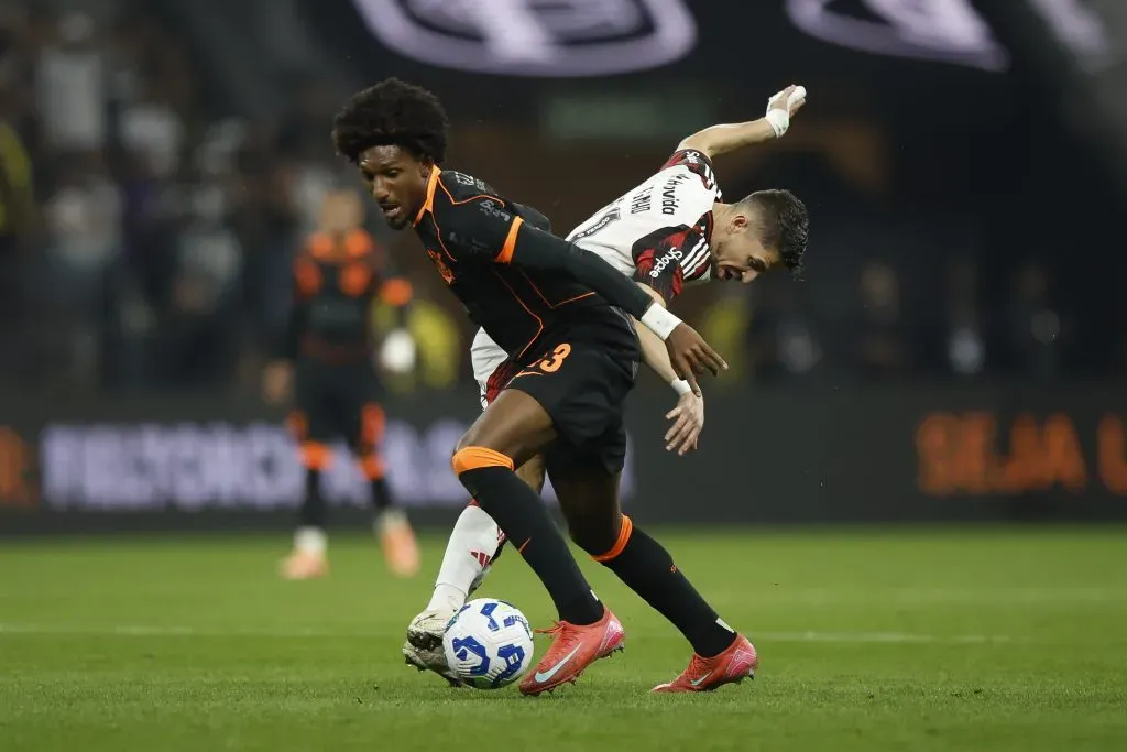 Talles Magno do Corinthians disputa lance diante do Flamengo – (Photo by Miguel Schincariol/Getty Images)