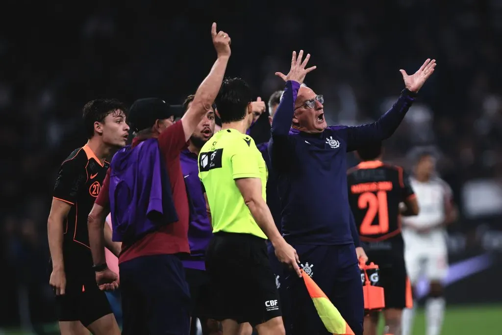 Dorival Jr. tecnico do Corinthians reclama com a arbitragem durante partida contra o Flamengo no estadio Arena Corinthians pelo campeonato Brasileiro A 2025. Foto: Ettore Chiereguini/AGIF