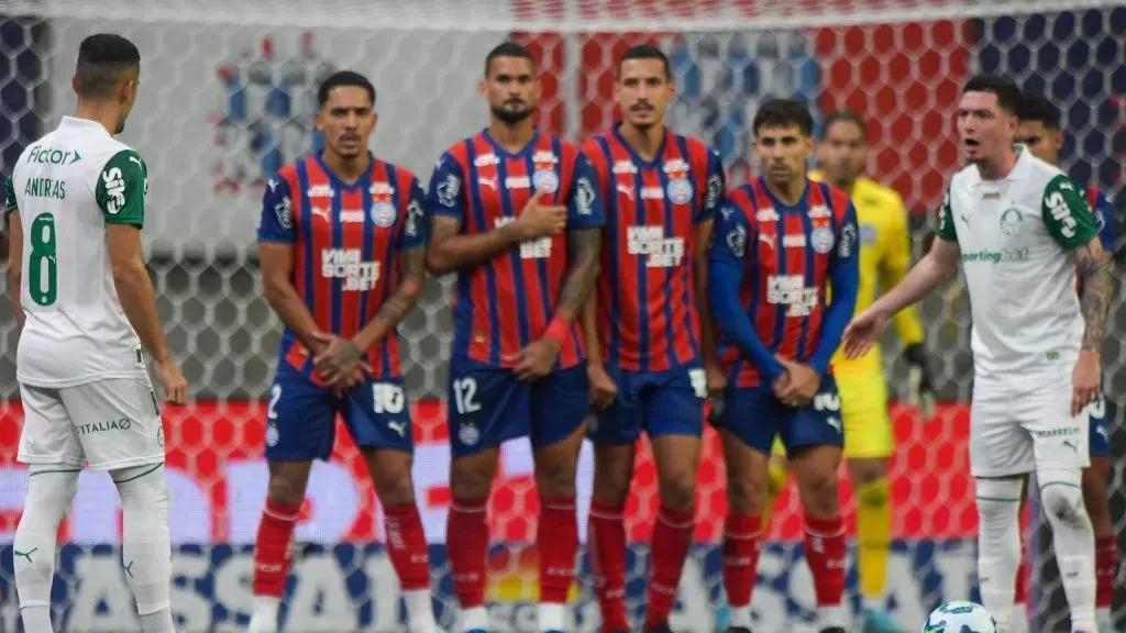 Andreas cobrando falta. Foto: Jhony Pinho/AGIF