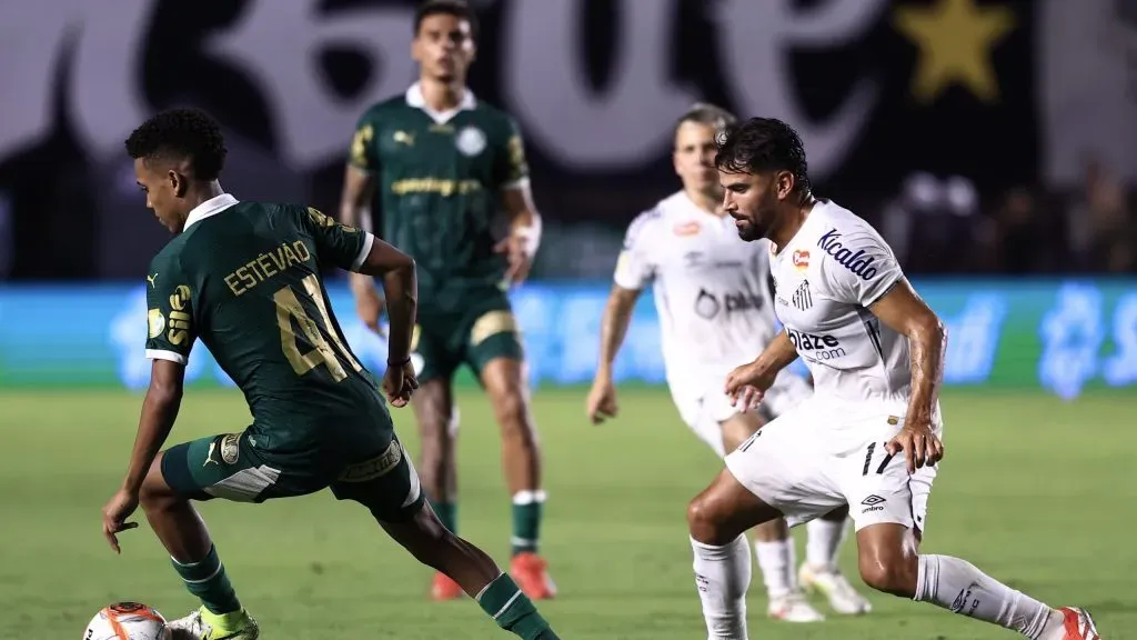 Estevao jogador do Palmeiras durante partida contra o Santos no estadio Vila Belmiro pelo campeonato Paulista 2025. Foto: Marcello Zambrana/AGIF