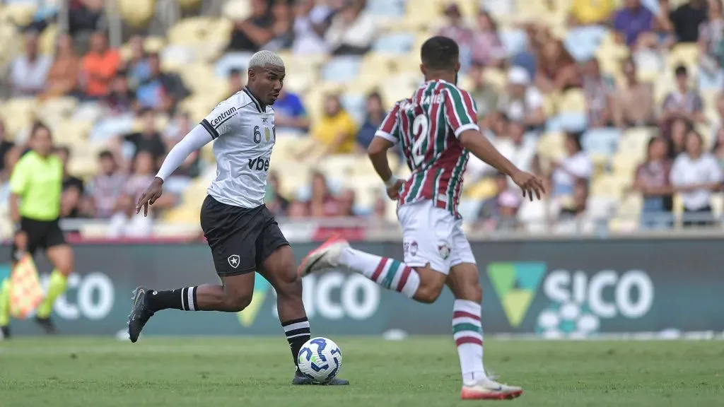 Cuiabano jogador do Botafogo durante partida contra o Fluminense no estadio Maracana pelo campeonato Brasileiro A 2025. Foto: Thiago Ribeiro/AGIF