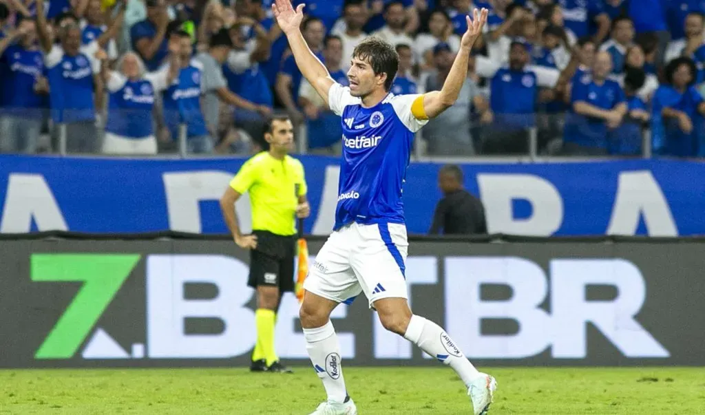 Lucas Silva celebrando com a torcida do Cruzeiro no Mineirão – Foto: Fernando Moreno/AGIF