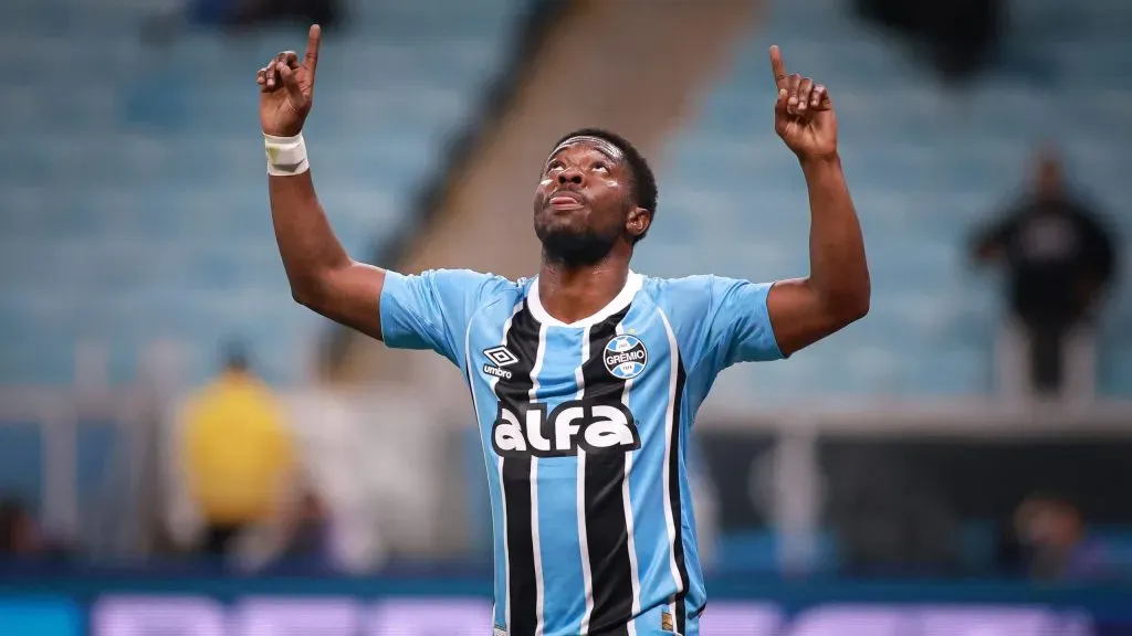 Amuzu é esperança no Grêmio - Foto: Maxi Franzoi/AGIF.