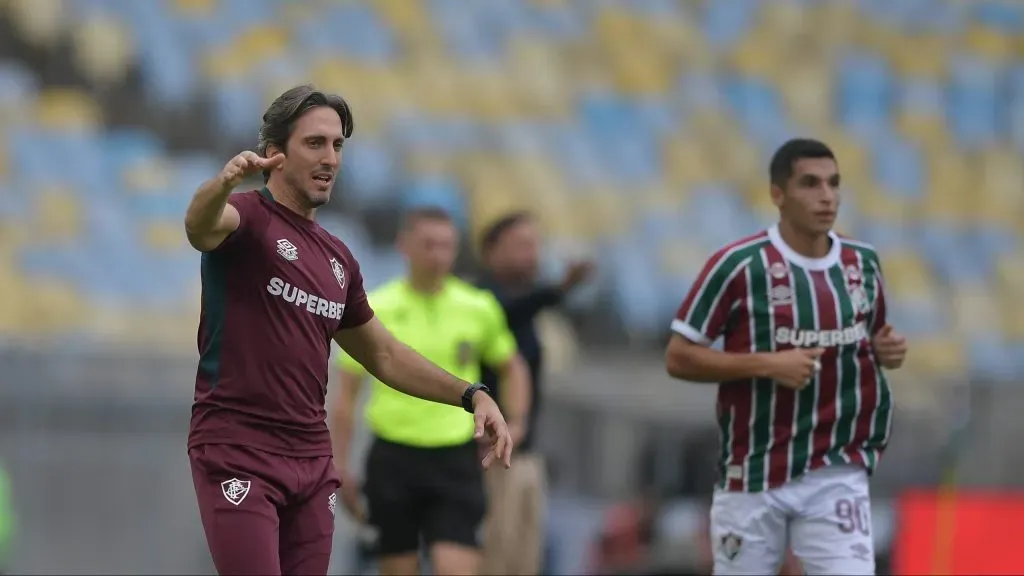 Zubeldía em ação na vitória do Tricolor no Clássico contra o Botafogo – Foto: Thiago Ribeiro/AGIF