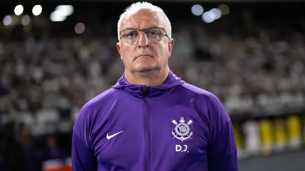 Dorival Junior tecnico do Corinthians durante partida contra o Botafogo no estadio Engenhao pelo campeonato Brasileiro A 2025. Foto: Jorge Rodrigues/AGIF
