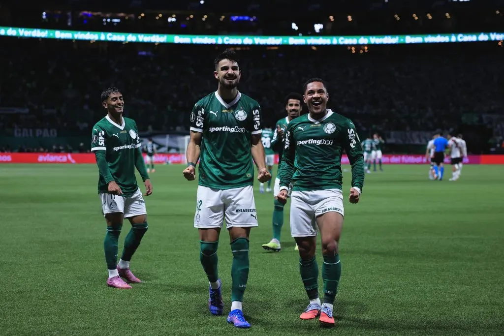 Flaco Lopez jogador do Palmeiras comemora seu gol com Vitor Roque jogador da sua equipe durante partida contra o River Plate no estadio Arena Allianz Parque pelo campeonato Copa Libertadores 2025. Foto: Ettore Chiereguini/AGIF