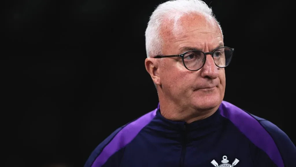 Dorival Júnior não segurou a revolta e foi até expulso – Foto: Ettore Chiereguini/AGIF