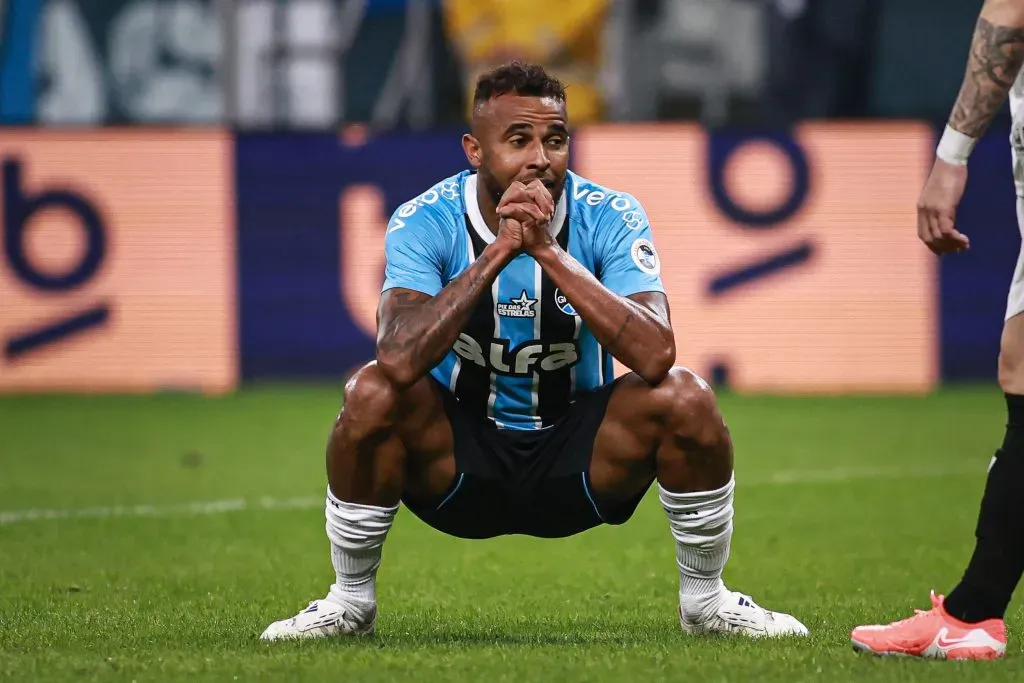 RS – PORTO ALEGRE – 23/08/2025 – BRASILEIRO A 2025, GREMIO X CEARA – Alex Santana jogador do Gremio lamenta durante partida contra o Ceara no estadio Arena do Gremio pelo campeonato Brasileiro A 2025. Foto: Maxi Franzoi/AGIF