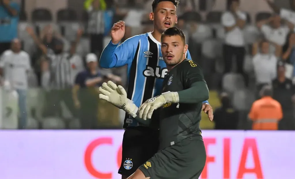 Gabriel Grando jogador do Gremio durante partida contra o Santos no estadio Vila Belmiro pelo campeonato Brasileiro A 2025. Foto: Jota Erre/AGIF