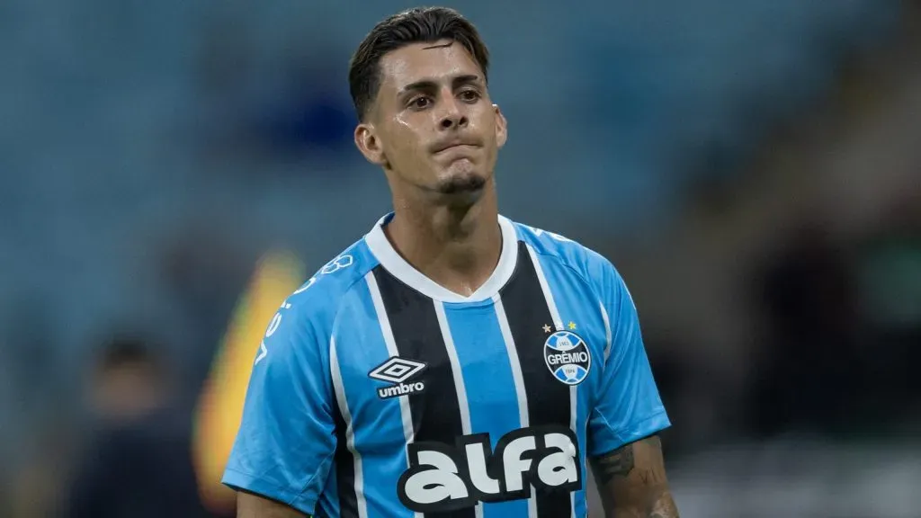 Cristian Pavon jogador do Gremio lamenta durante partida contra o Flamengo no estadio Arena do Gremio pelo campeonato Brasileiro A 2025. Foto: Liamara Polli/AGIF