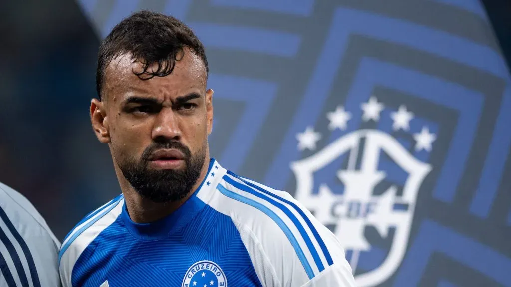 Fabricio Bruno Jogador do Cruzeiro durante entrada em campo para partida contra o Bragantino no estadio Mineirao pelo campeonato Brasileiro A 2025. Foto: Alessandra Torres/AGIF