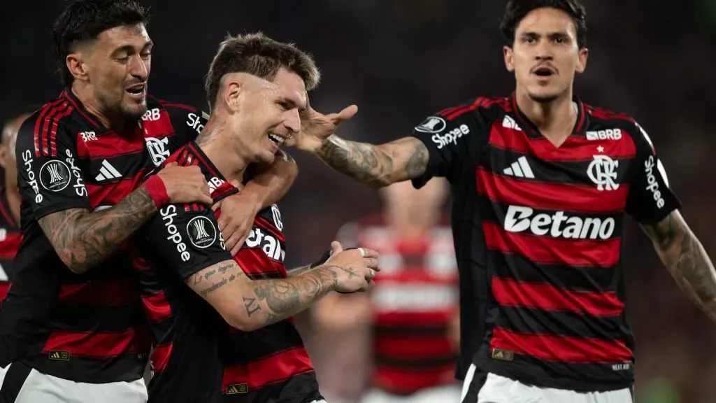 Varela jogador do Flamengo comemora seu gol com De Arrascaeta jogador da sua equipe durante partida contra o Estudiantes no estadio Maracana pelo campeonato Copa Libertadores 2025. Foto: Jorge Rodrigues/AGIF