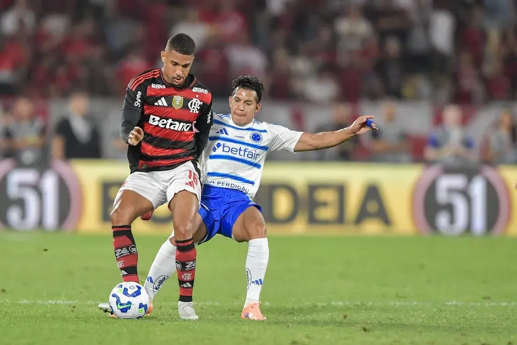 Lucas Romero comete falta em Samuel Lino. Foto: Thiago Ribeiro/AGIF