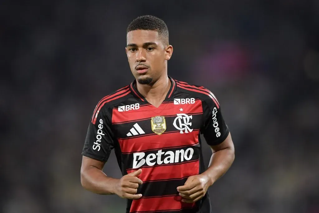 Samuel Lino, jogador do Flamengo, durante partida contra o Vasco no estadio Maracana pelo campeonato Brasileiro A 2025. Foto: Thiago Ribeiro/AGIF