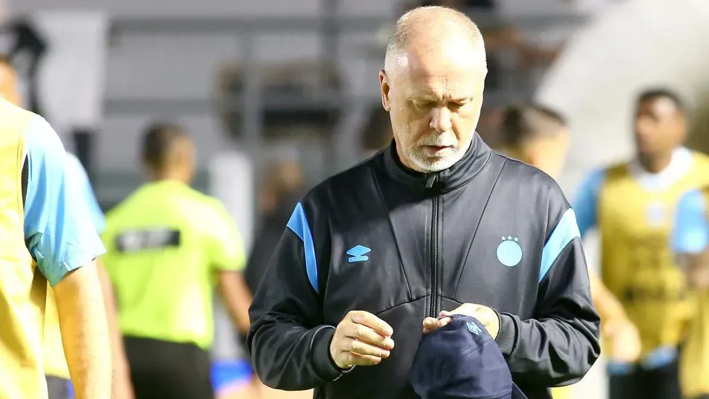 Mano Menezes tecnico do Gremio durante partida contra o Santos no estadio Vila Belmiro pelo campeonato Brasileiro A 2025. Foto: Mauricio De Souza/AGIF