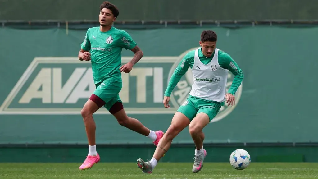 Larson e Emiliano Martínez (D), da SE Palmeiras, durante treinamento, na Academia de Futebol. (Foto: Cesar Greco/Palmeiras/by Canon)