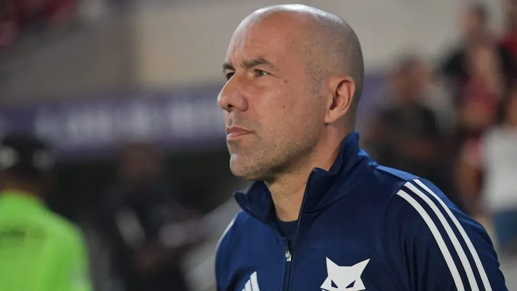 Leonardo Jardim tecnico do Cruzeiro durante partida contra o Flamengo no estadio Maracana pelo campeonato Brasileiro A 2025. Foto: Thiago Ribeiro/AGIF