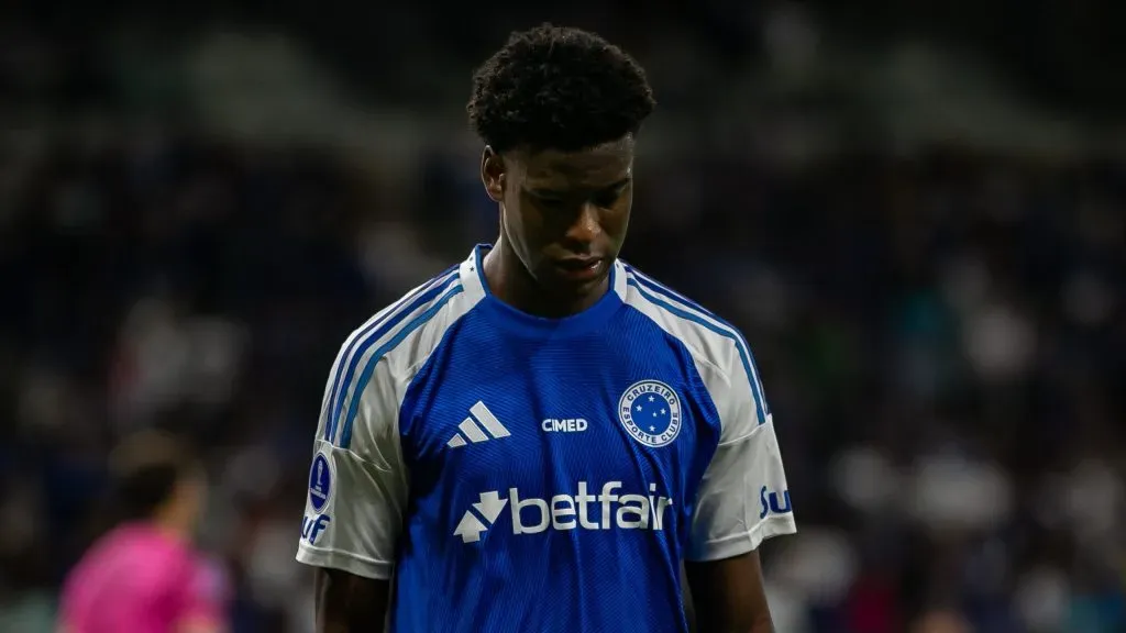 Jonathan Jesus jogador do Cruzeiro durante partida contra o Union Santa Fe no estadio Mineirao pelo campeonato Copa Sul-americana 2025. Foto: Fernando Moreno/AGIF