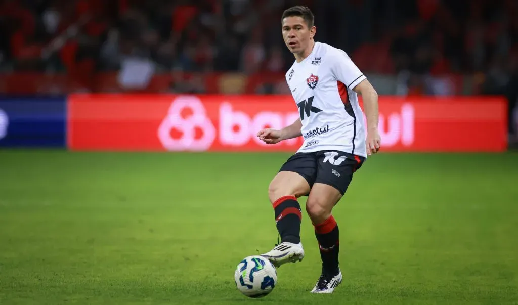 Osvaldo em ação pelo Vitória durante confronto pelo Brasileirão Betano – Foto: Maxi Franzoi/AGIF