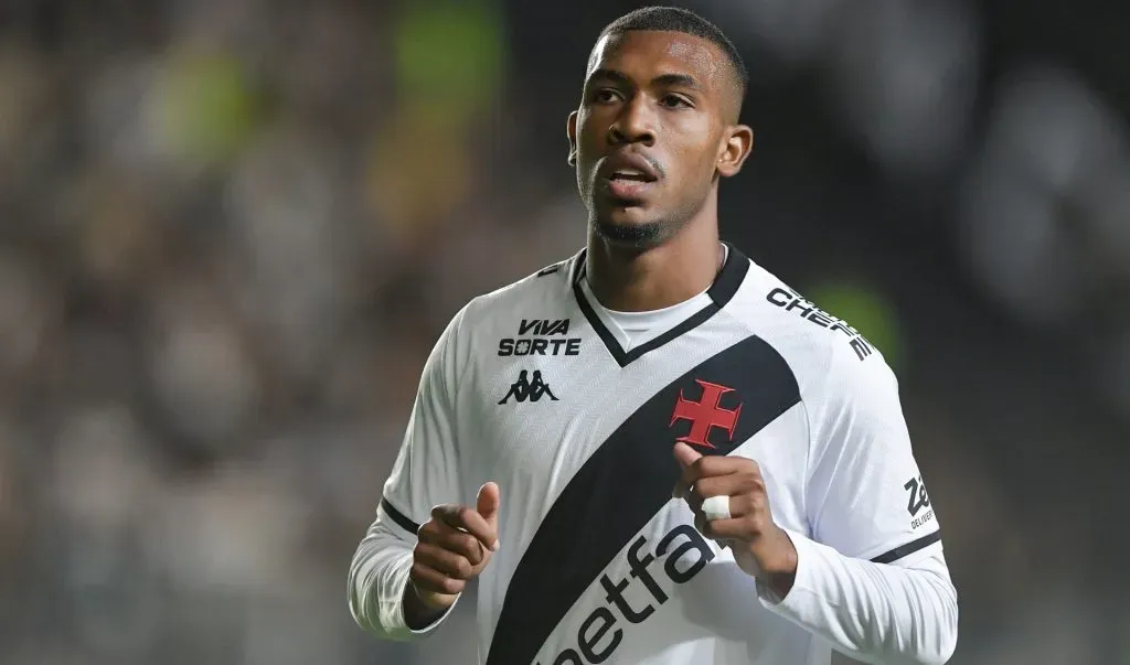Rayan defendendo o Vasco em partida válida pelo Campeonato Brasileiro – Foto: Thiago Ribeiro/AGIF