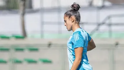 Zagueira Carol Martins com a camisa do Flamengo