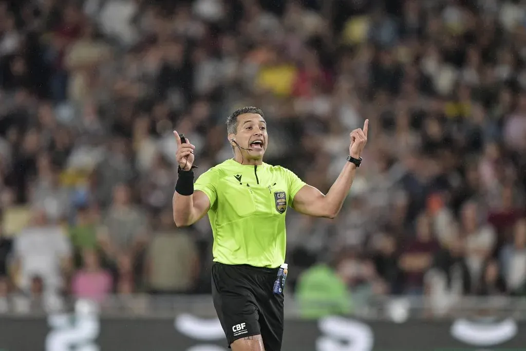 O arbitro Felipe Fernandes de Lima durante partida entre Fluminense e Corinthians no estadio Maracana pelo campeonato Brasileiro A 2025. Foto: Thiago Ribeiro/AGIF