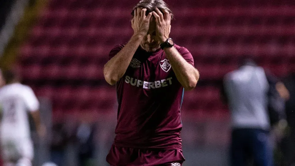 Luis Zubeldia tecnico do Fluminense durante partida contra o Sport no estadio Ilha do Retiro pelo campeonato Brasileiro A 2025. Foto: Rafael Vieira/AGIF